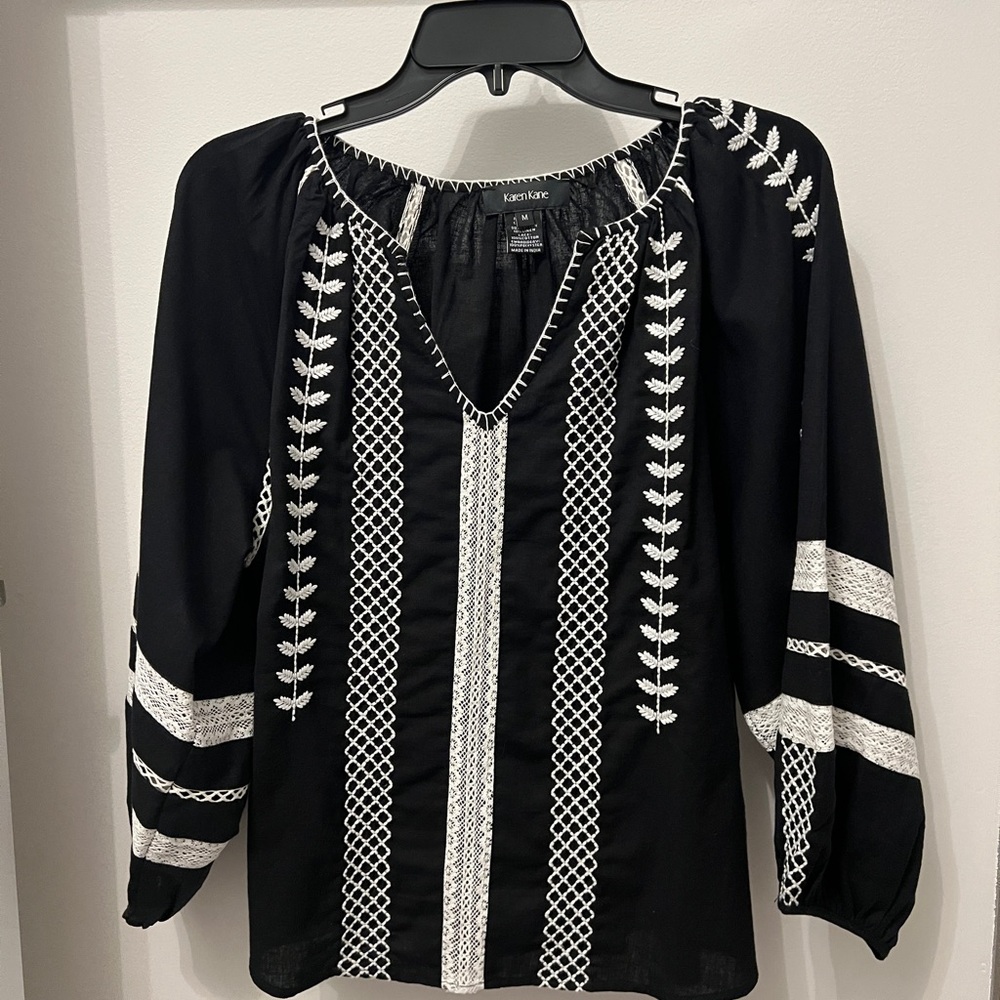 Karen Kane black/white embroidered peasant top. Linen/Cotton blend. Size M.